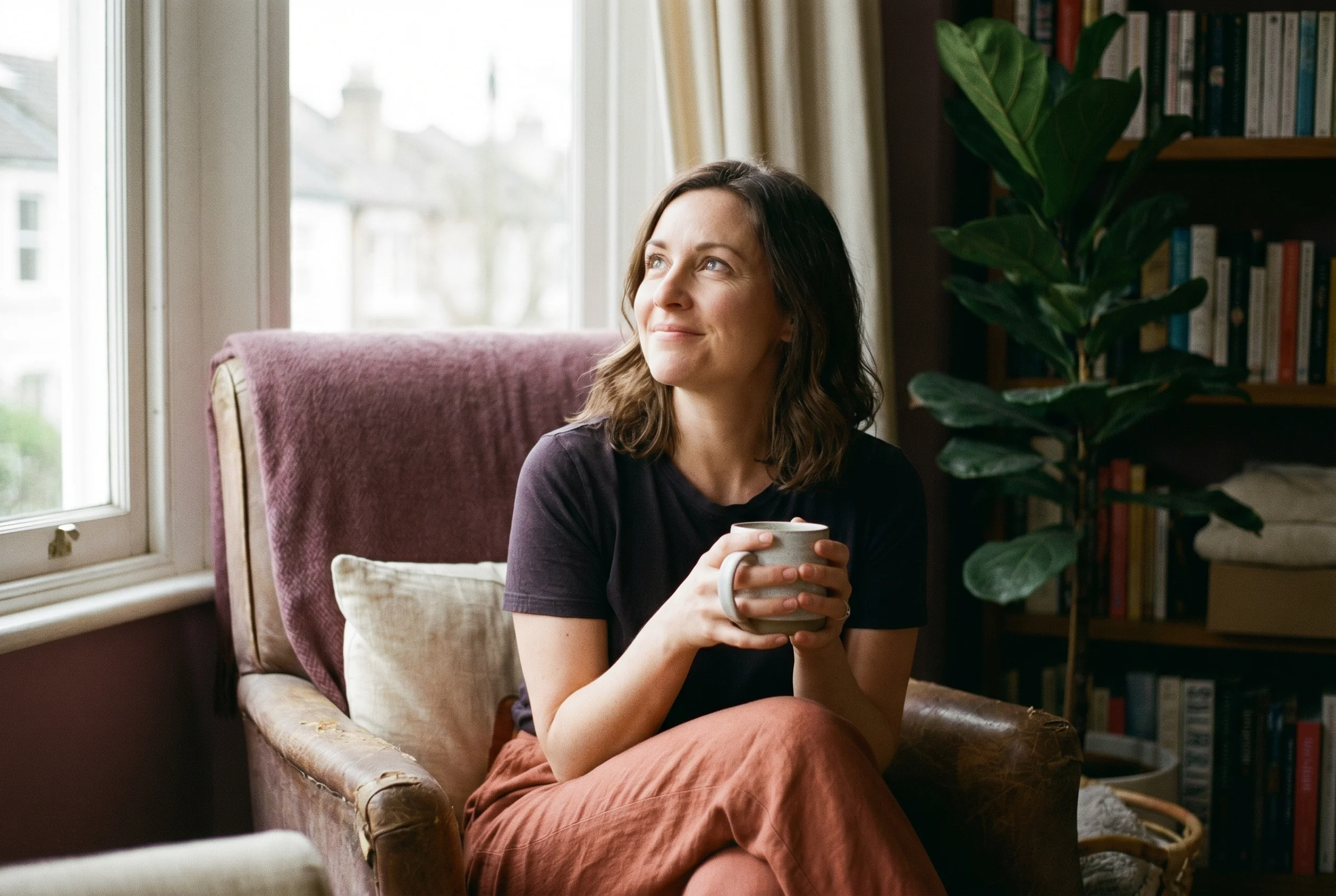 Femme hypersensible en pleine introspection, à la découverte de son profil émotionnel