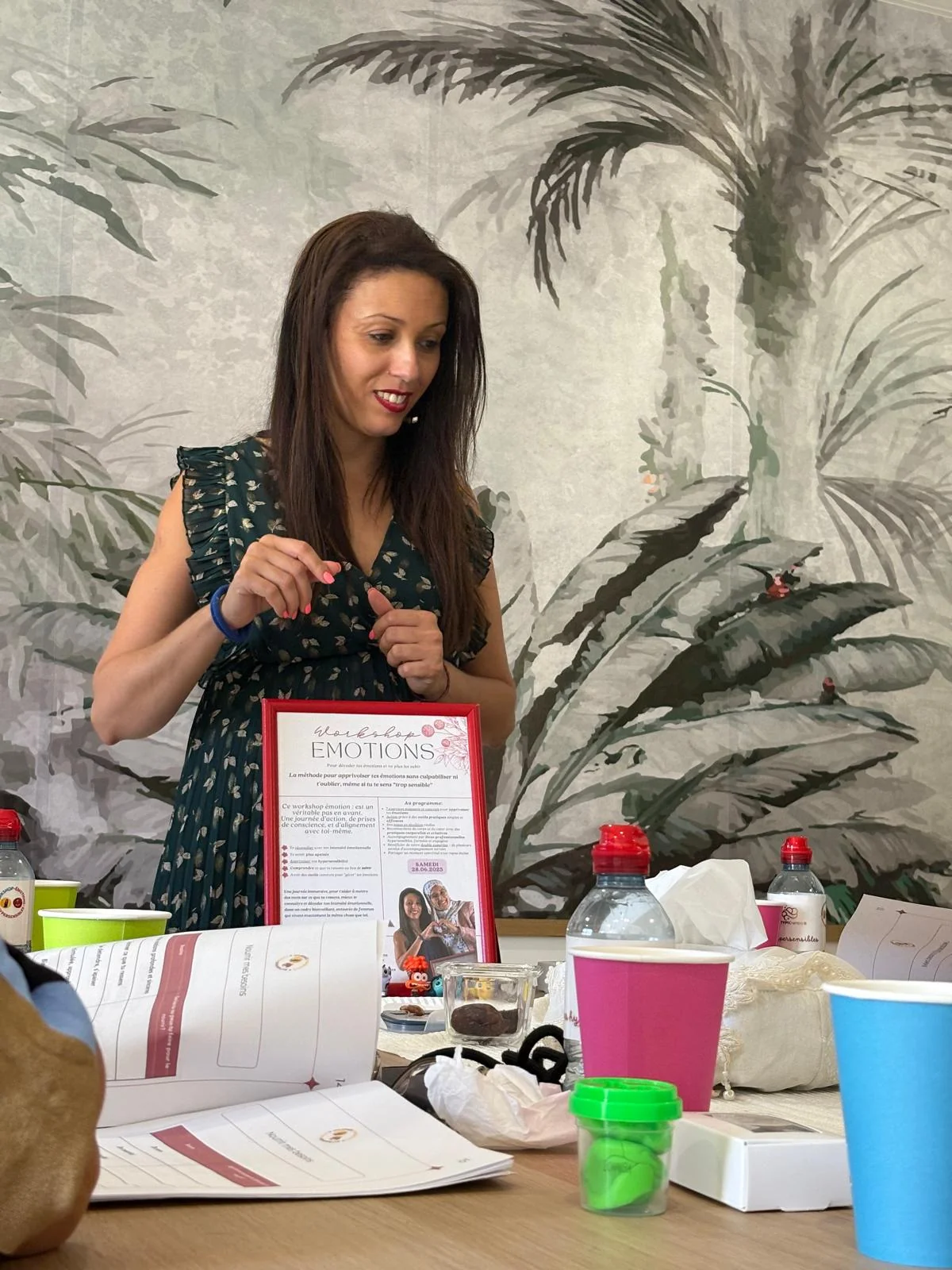 Myriam animant un atelier pour femmes hypersensibles