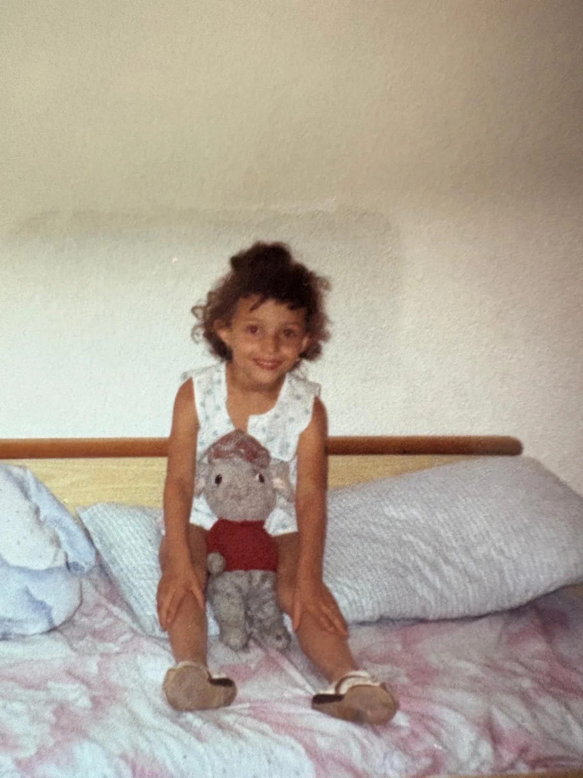 Myriam enfant avec sa peluche, déjà une petite fille hypersensible