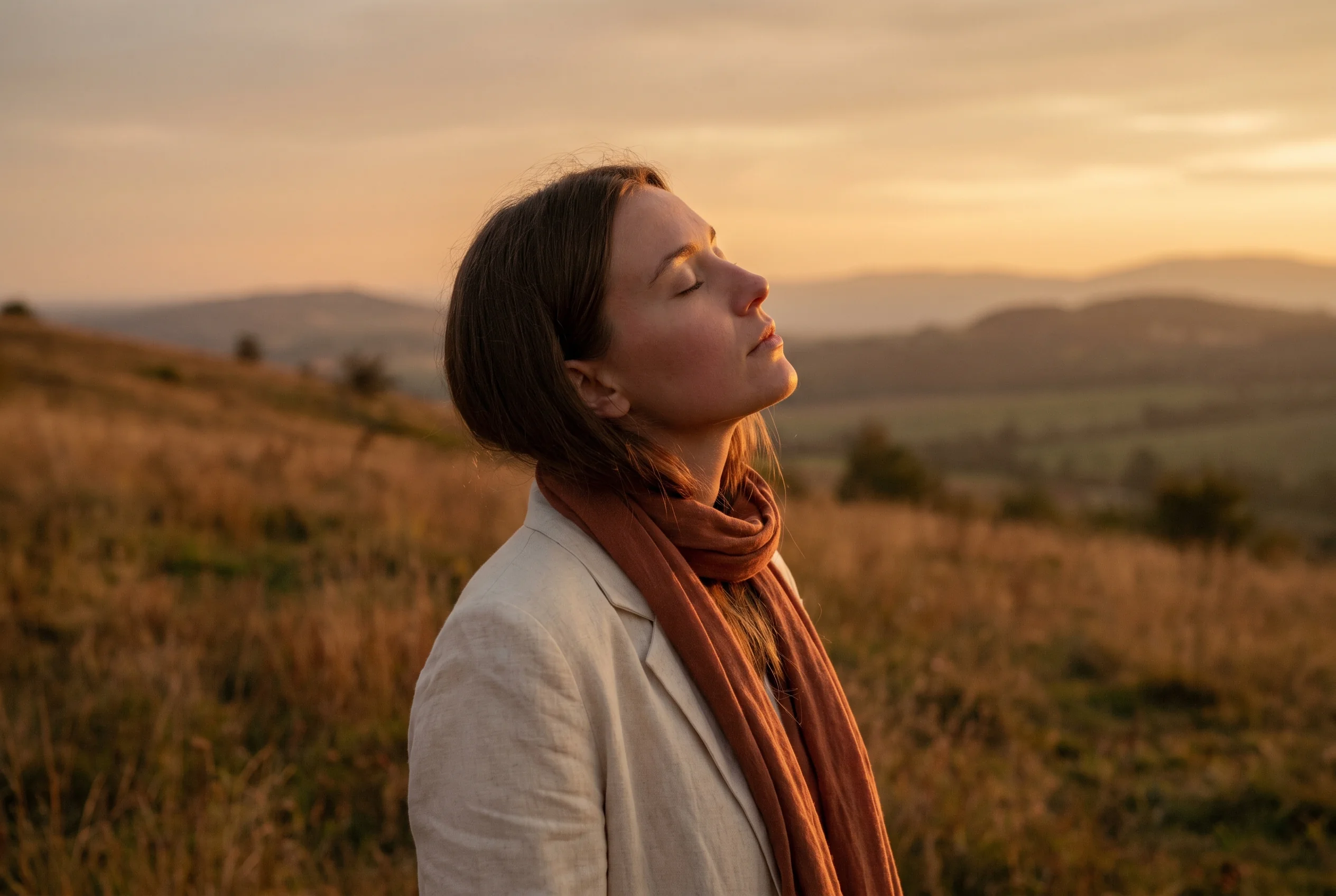 Lumière douce de renouveau, femme apaisée après s'être reconstruite