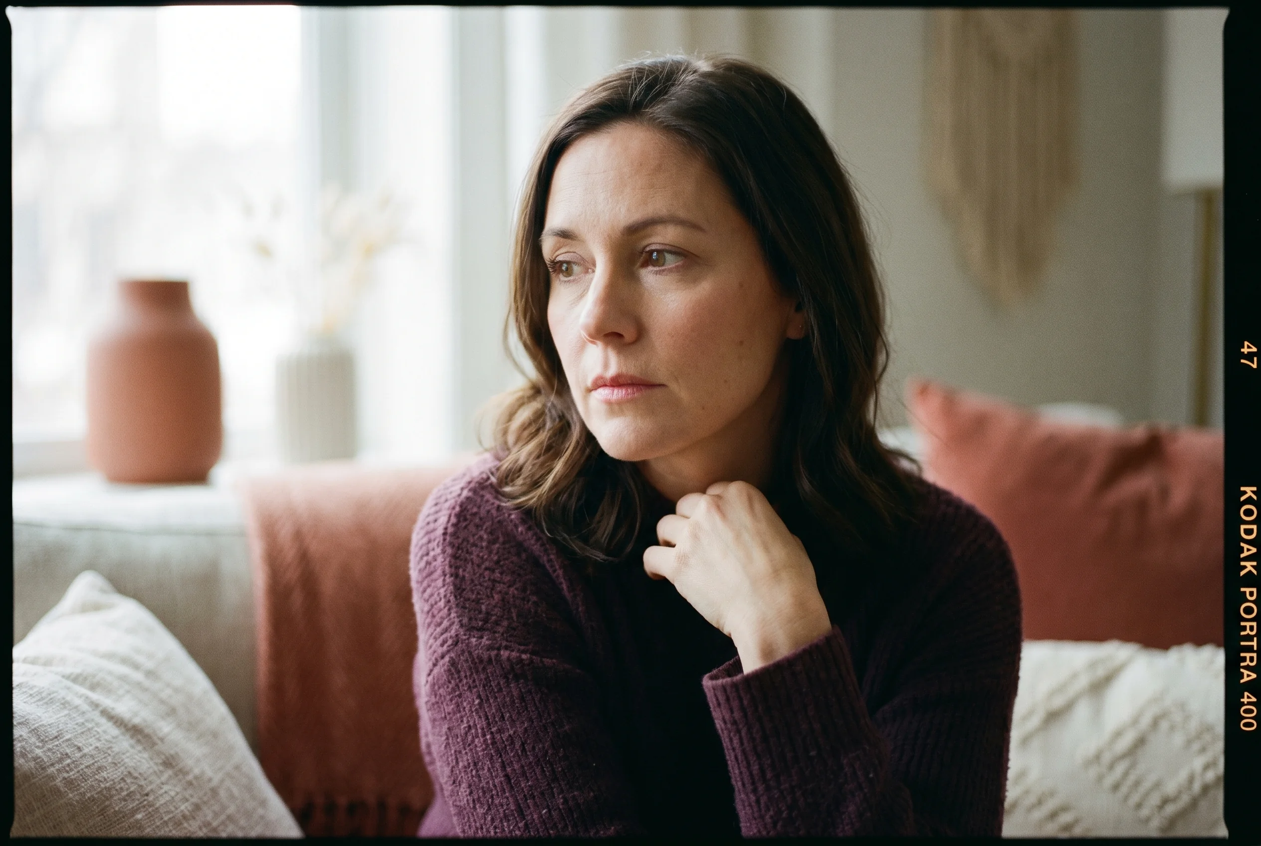 Suis-je hypersensible : femme pensive à l'écoute de ses ressentis