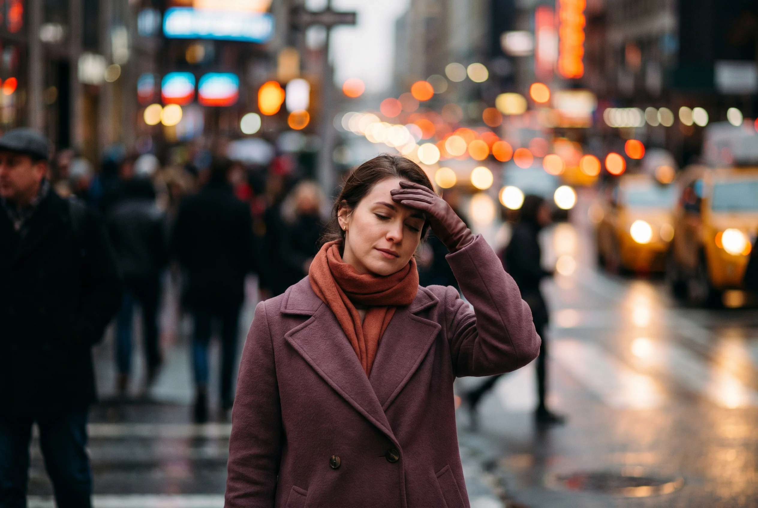 Sensibilité sensorielle : une femme dans un environnement lumineux et bruyant